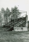 Fotografie rozestavěné tribuny z roku 1979