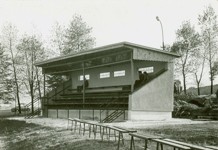 Fotografie tribuny z roku 1979