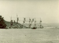 Budování zábrany v roce 1961